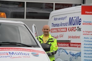 Thomas Arnold Müller mit Einsatzwagen